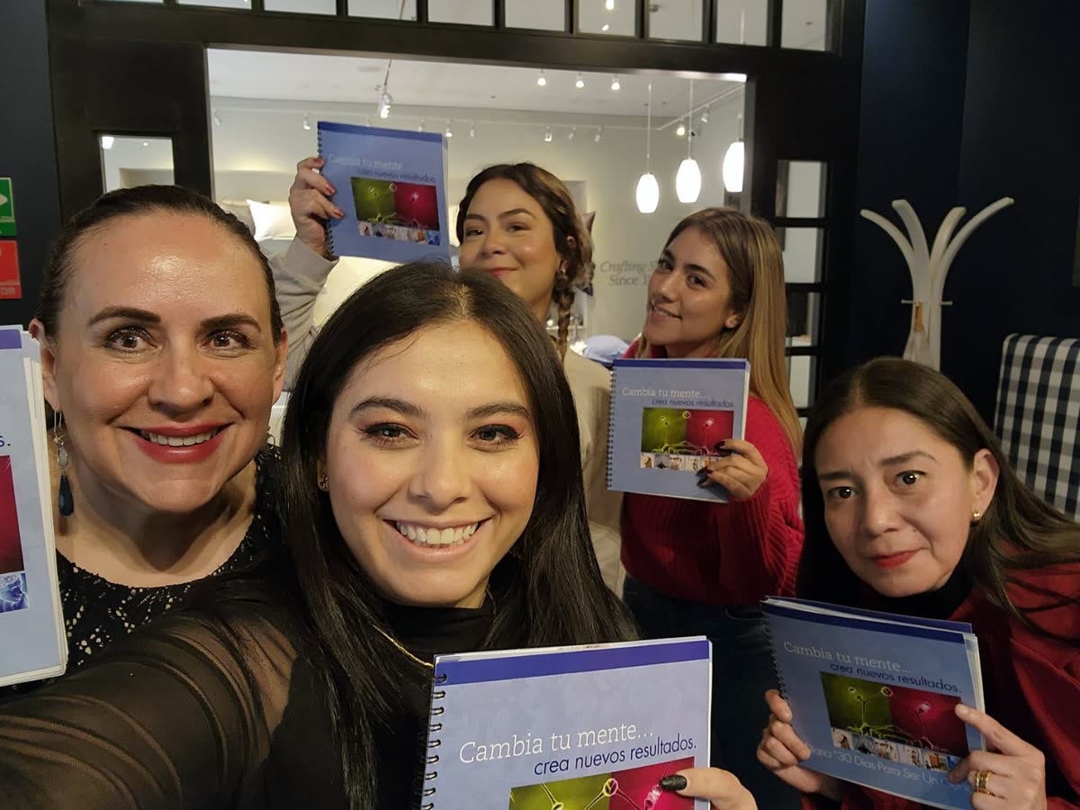 Grupo con workbooks, Hästens México 2022