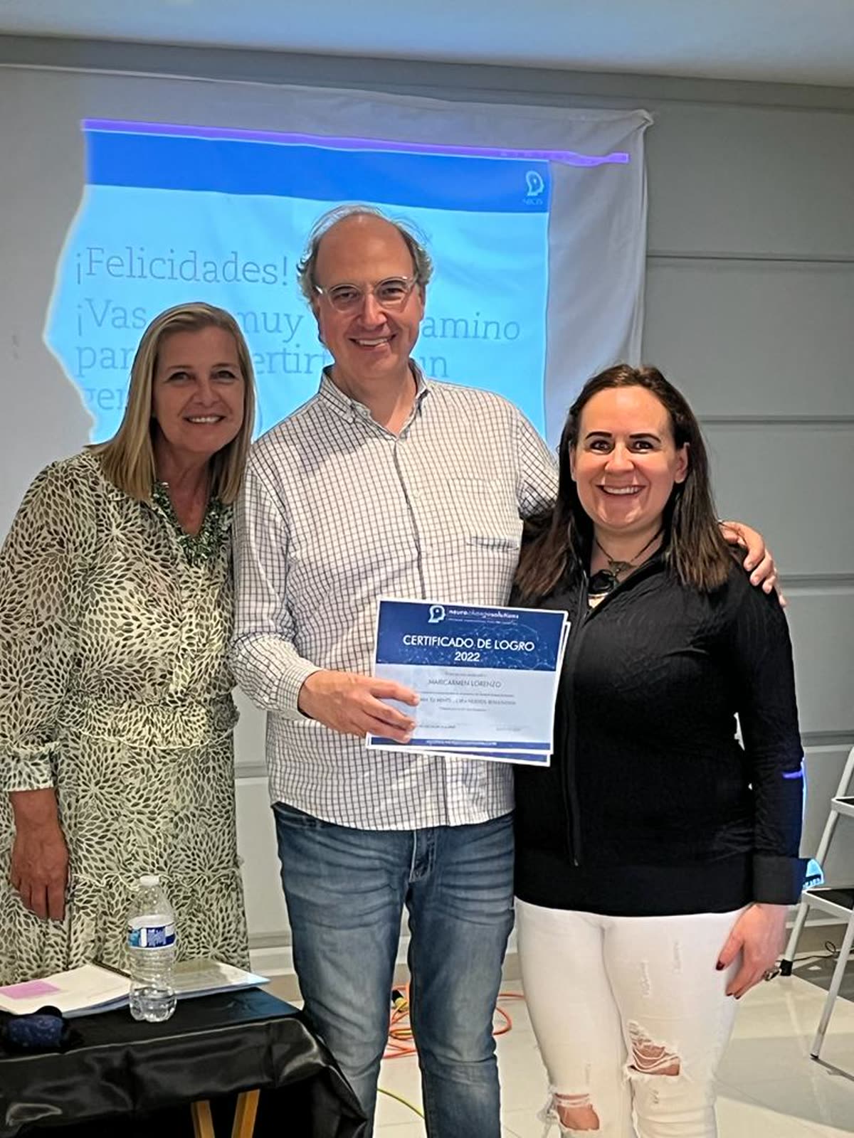 Entrega de certificado, taller abierto